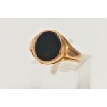 AN EARLY 20TH CENTURY 15CT GOLD SIGNET RING, inlay set with oval cut bloodstone, leading on to a