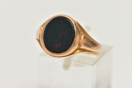 AN EARLY 20TH CENTURY 15CT GOLD SIGNET RING, inlay set with oval cut bloodstone, leading on to a