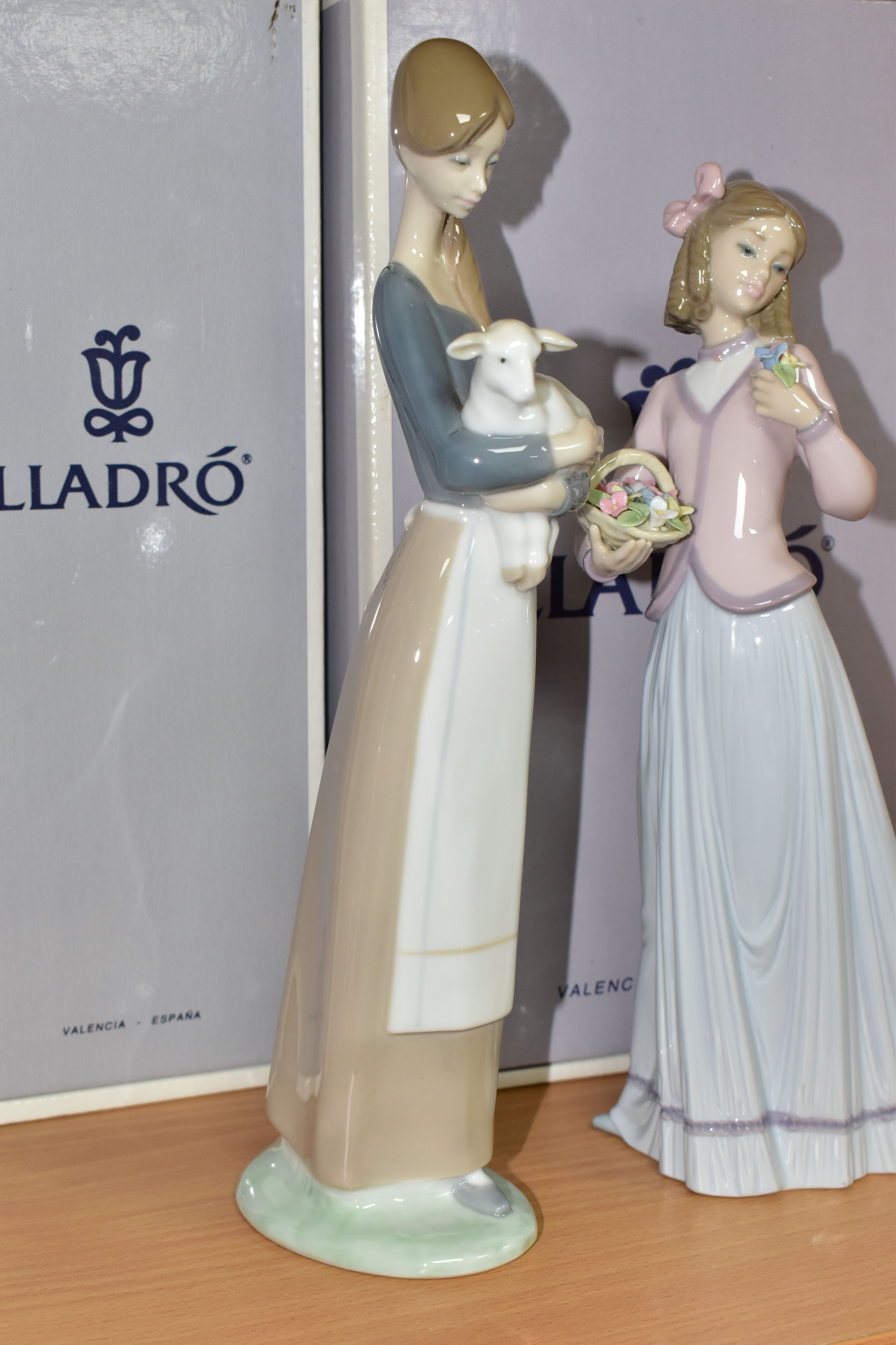 THREE BOXED LLADRO FIGURINES, comprising Afternoon Promenade 7636 Collectors Society 1995 limited - Image 3 of 6