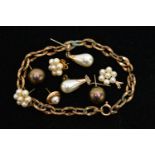 AN ASSORTMENT OF YELLOW METAL JEWELLERY, to include a floral cultured pearl pendant and stud earring