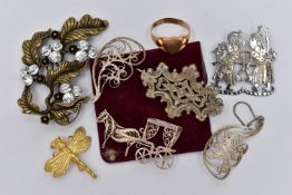 AN EDWARDIAN 9CT GOLD SIGNET RING AND A SMALL SELECTION OF JEWELLERY, the signet ring with shield