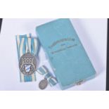 BOXED TREUDIENS TABZEICHEN DER BAYERISCHEN INDUSTRIE MEDAL, awarded for 25 years' service, comes