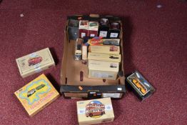 A QUANTITY OF BOXED AND UNBOXED DIECAST BUS AND COACH MODELS, to include Corgi Classics, all with
