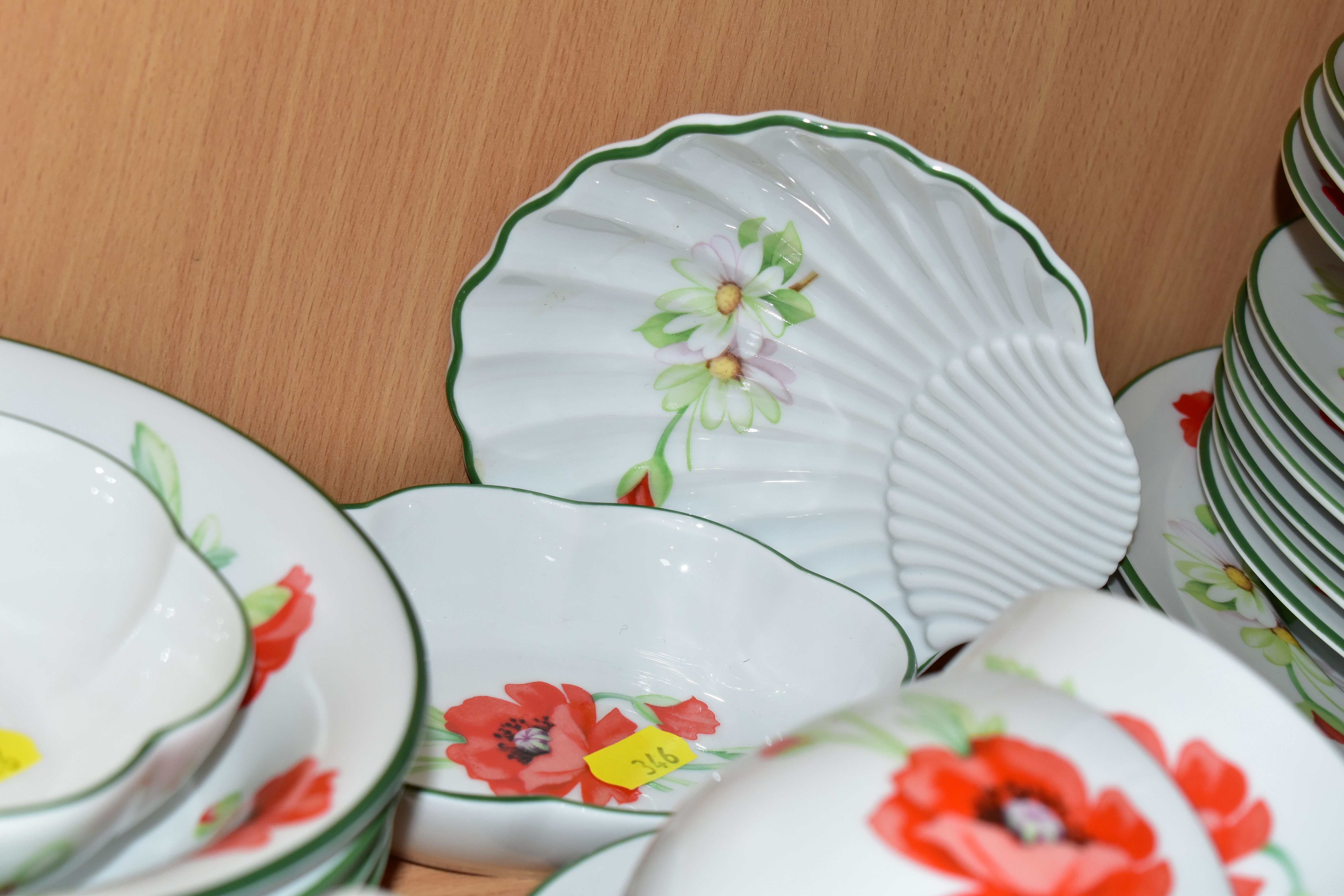 A QUANTITY OF ROYAL WORCESTER 'POPPIES' PATTERN OVEN TO TABLEWARE, comprising a boxed set of - Image 6 of 6