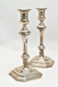 A PAIR OF GEORGE V GOLDSMITHS & SILVERSMITHS CO LTD SILVER CANDLESTICKS, knopped and chamfered