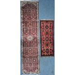 A 19TH CENTURY PERSIAN HOSSEINABAD CARPET RUNNER, red field, central cream medallion, length 284cm x