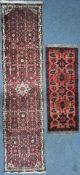 A 19TH CENTURY PERSIAN HOSSEINABAD CARPET RUNNER, red field, central cream medallion, length 284cm x