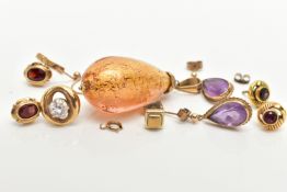 A SELECTION OF YELLOW METAL EARRINGS AND A GLASS PENDANT, to include a pair of amethyst drop