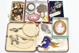 A BAG OF ASSORTED JEWELLERY, to include a gold plated, metal core hinged bangle, a carved shell