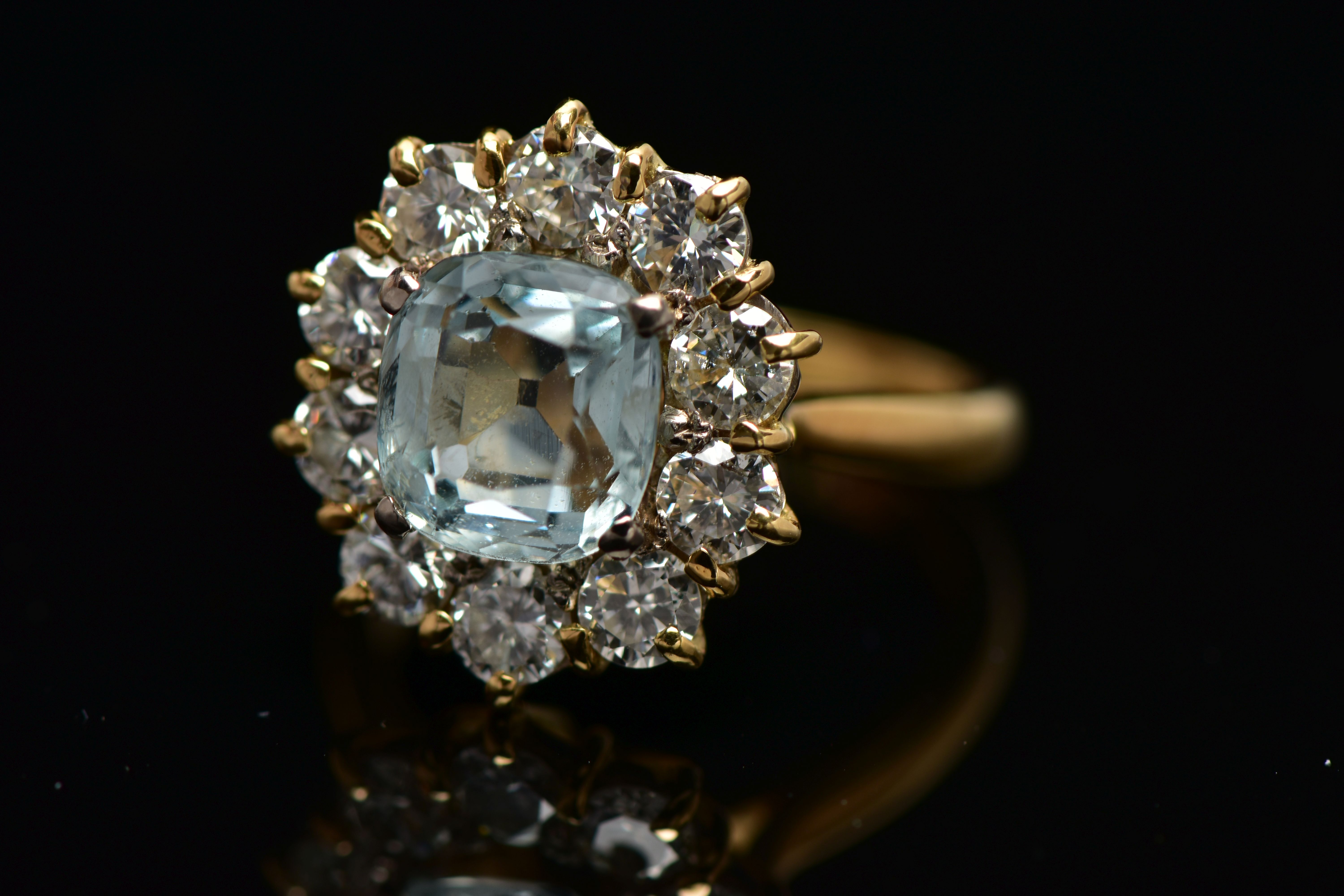 A YELLOW METAL AQUAMARINE AND DIAMOND CLUSTER RING, centring on a four claw set, cushion cut - Image 7 of 7