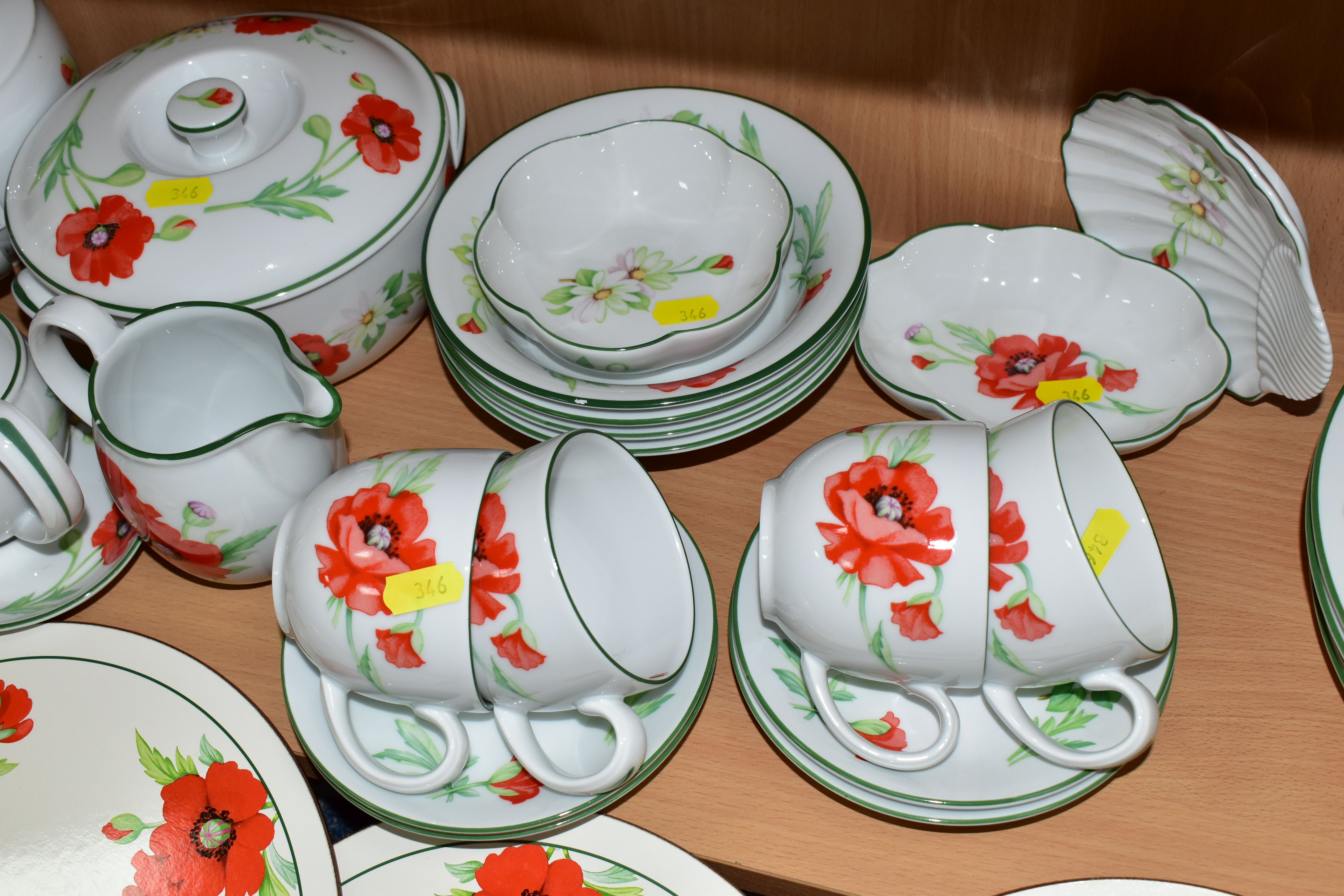 A QUANTITY OF ROYAL WORCESTER 'POPPIES' PATTERN OVEN TO TABLEWARE, comprising a boxed set of - Image 5 of 6