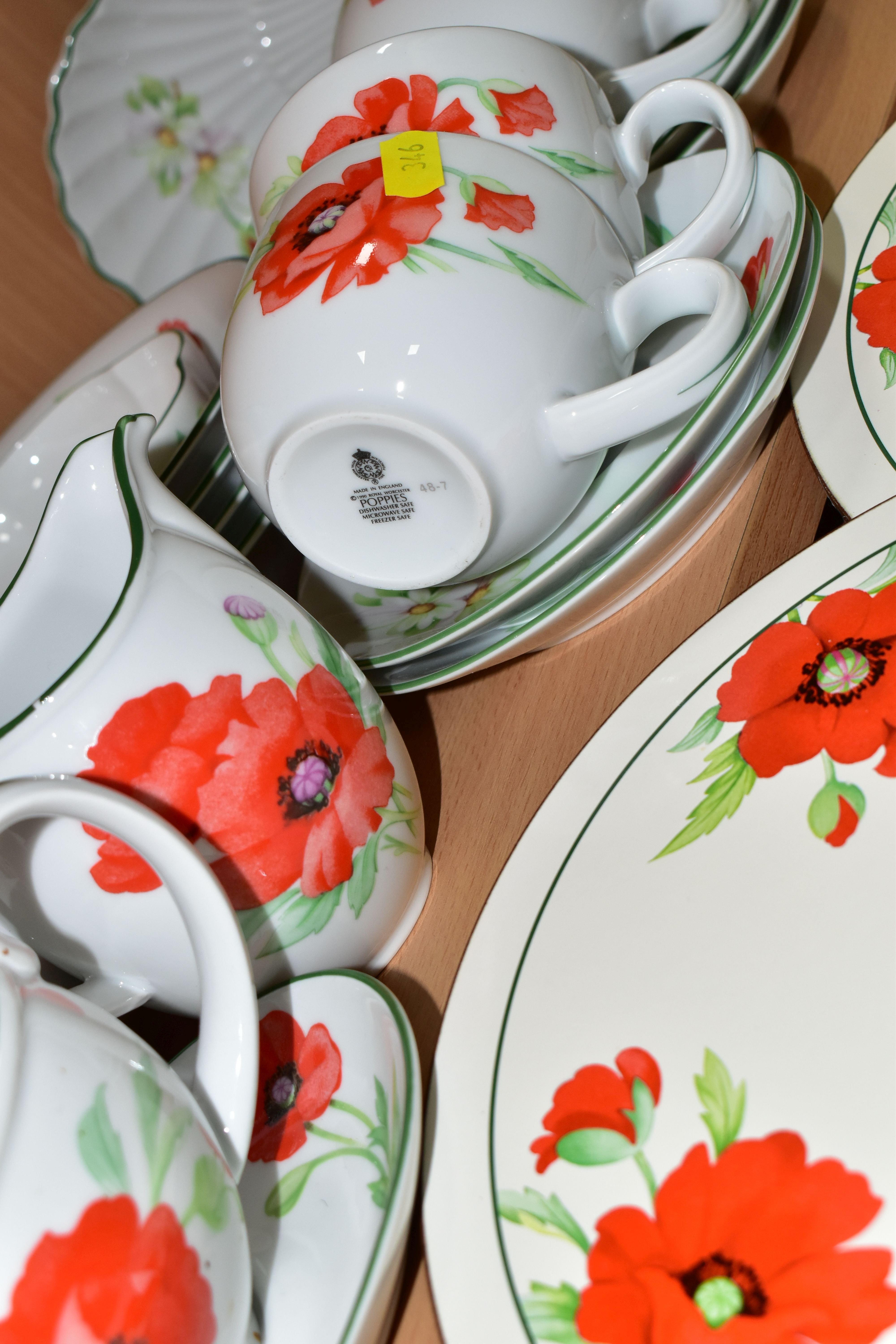 A QUANTITY OF ROYAL WORCESTER 'POPPIES' PATTERN OVEN TO TABLEWARE, comprising a boxed set of - Image 3 of 6