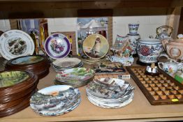 A QUANTITY OF COLLECTORS PLATES, TEAPOTS, THIMBLES AND OTHER CERAMICS, to include four boxed