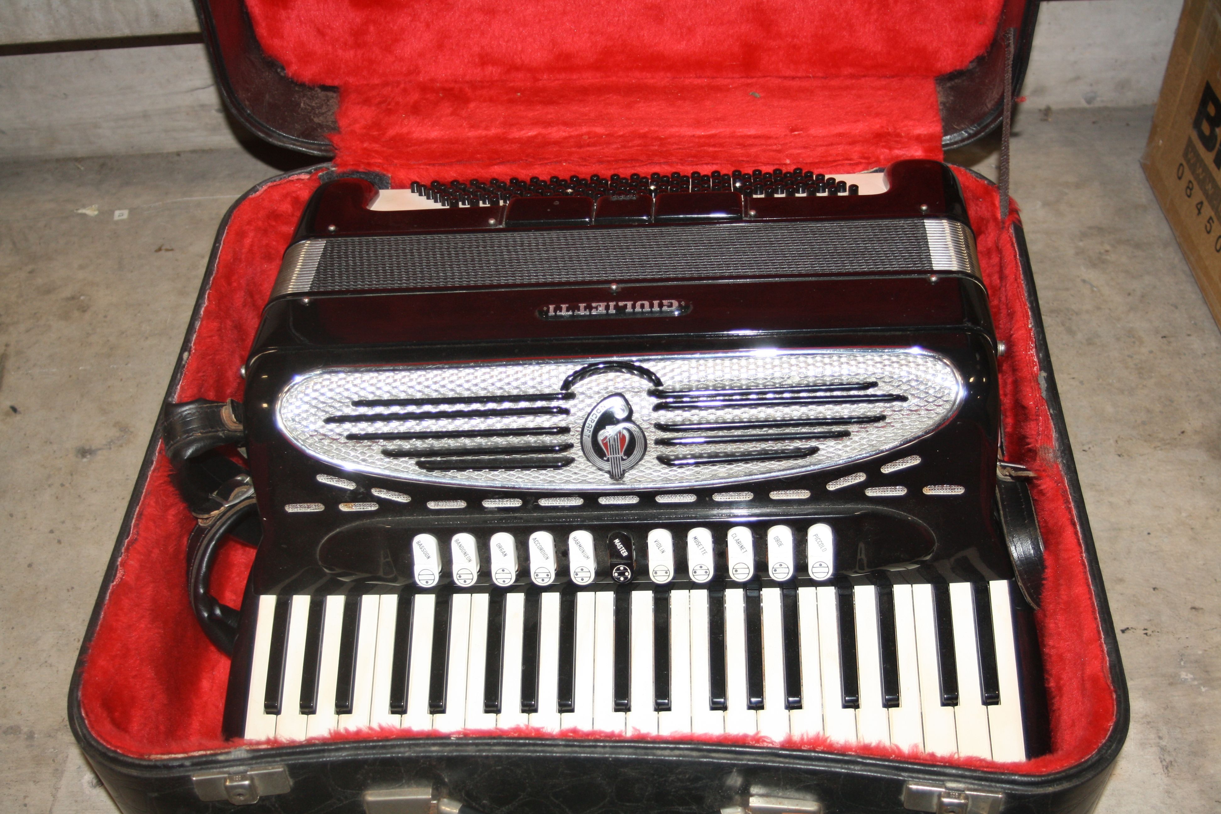 A GUULIETTI CLASSIC 57 ACORDIAN IN CASE with 41 keys in very good condition but hasn't been tested