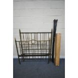 AN EDWARDIAN BRASS 4FT6 BED STEAD, with ribbon style detailing, side rails and slats (condition -