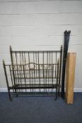 AN EDWARDIAN BRASS 4FT6 BED STEAD, with ribbon style detailing, side rails and slats (condition -