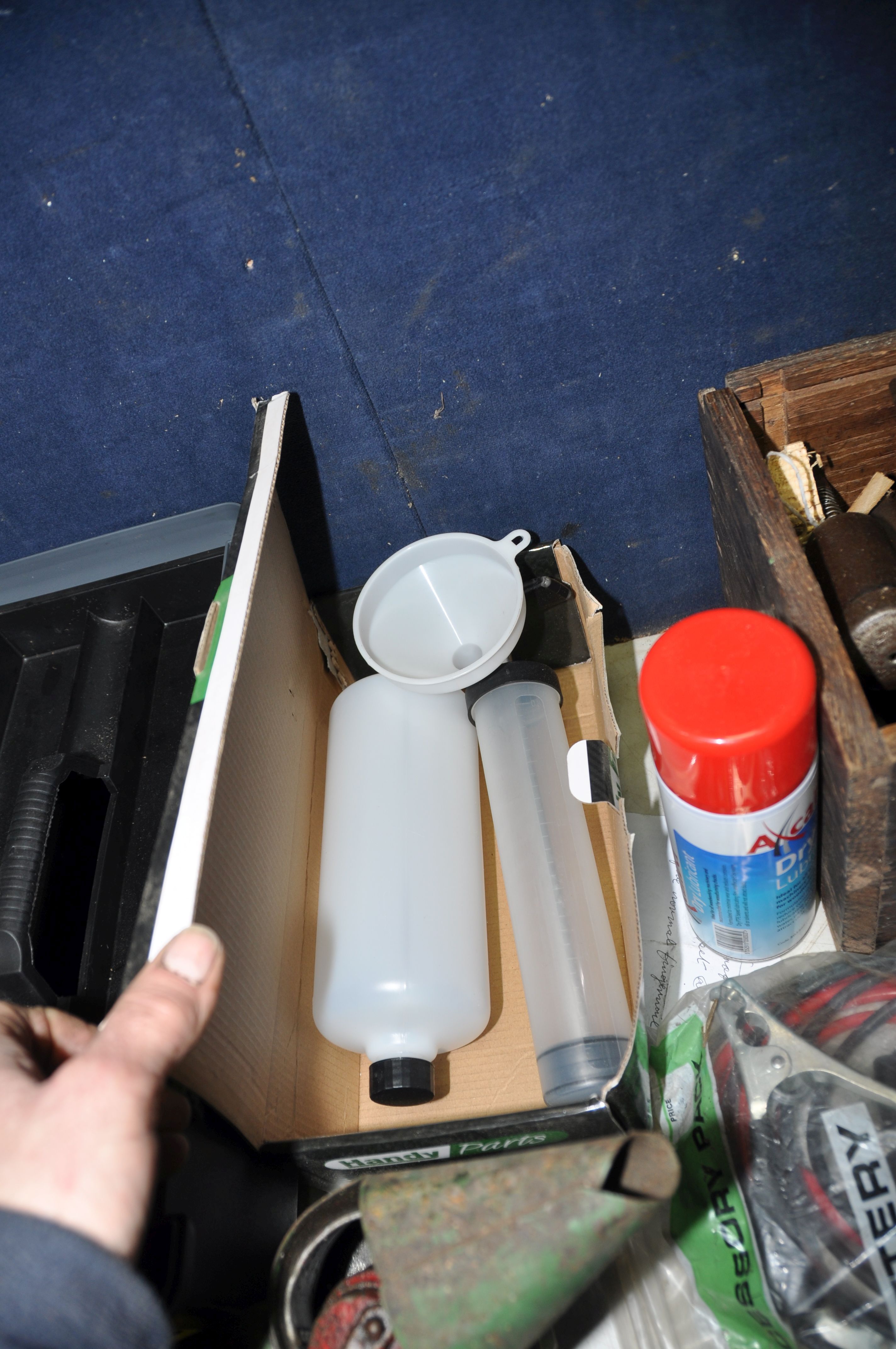 A COLLECTION OF AUTOMOTIVE TOOLS AND ACCESSORIES including a Halfords 6A smart charger, two other - Image 5 of 6