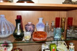 A COLLECTION OF ART GLASS, to include an Isle of Wight Glass Meadow Garden vase with decorative