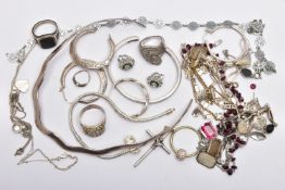 A BAG OF ASSORTED WHITE METAL JEWELLERY, to include a silver collar necklace, hallmarked London, a