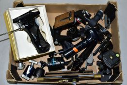 A BOX CONTAINING ASSORTED TRIPOD HEADS ETC, to include a Manfrotto 454 micro adjustment plate,