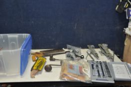 A TRAY CONTAINING MOSTLY AUTOMOTIVE TOOLS including two jacks, a Halfords sockets set, saws, a