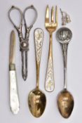 A SILVER AND MOTHER OF PEARL FRUIT KNIFE, TEASPOONS AND A PAIR OF SUGAR TONGS, the silver blade