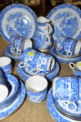 A SET OF ROYAL WORCESTER BLUE AND WHITE 'WILLOW' PATTERN TEAWARES B389, comprising two cake