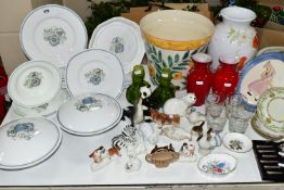 A GROUP OF CERAMICS, METAL AND GLASS WARES, to include a twenty two piece Wedgwood Susie Cooper