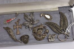 AN ASSORTMENT OF WHITE METAL JEWELLERY, to include four brooches, four pendants and two rings,
