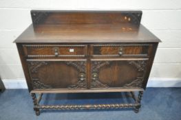 AN EARLY 20TH CENTURY OAK BARLEY TWIST SIDEBOARD, with a raised back, two drawers, and double