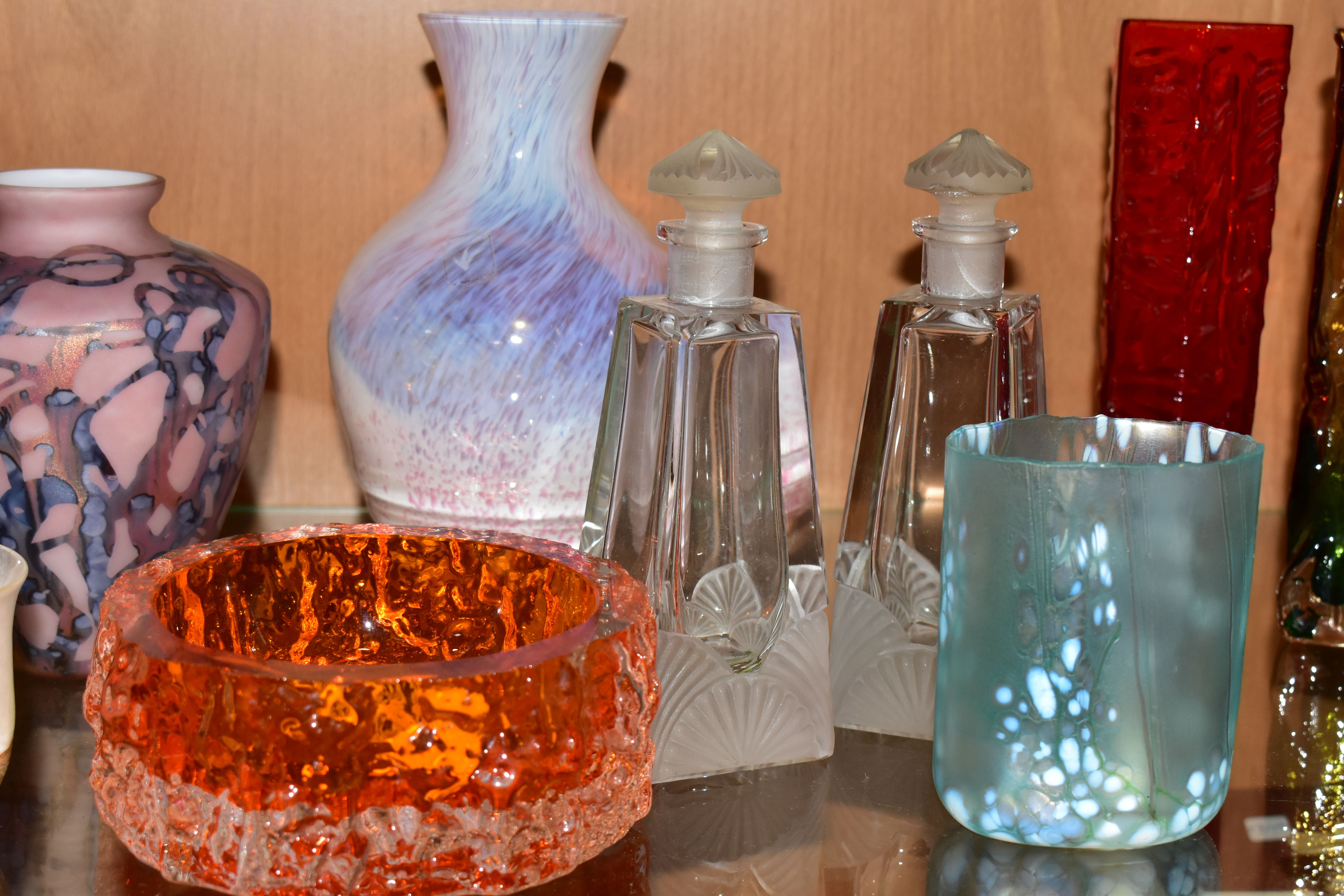 A COLLECTION OF ART GLASS, to include an Isle of Wight Glass Meadow Garden vase with decorative - Image 3 of 9