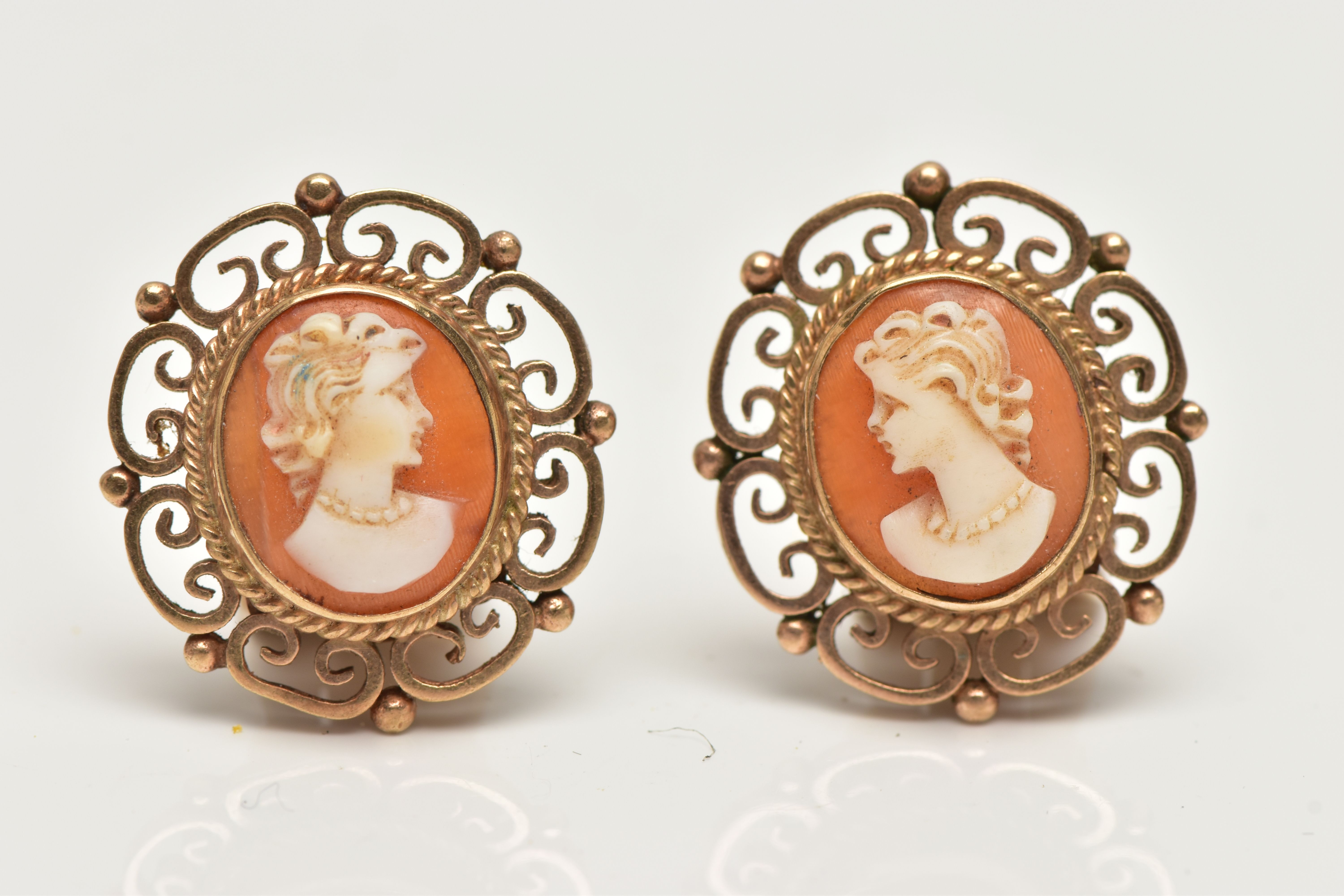 A PAIR OF YELLOW METAL CAMEO EARRINGS, each earring set with a carved shell cameo, depicting a