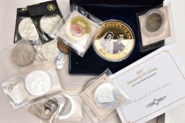 A TRAY CONTAINING MIXED COINS AND COMMEMORATIVES, to include a Westminster 2007 Diamond Wedding 5