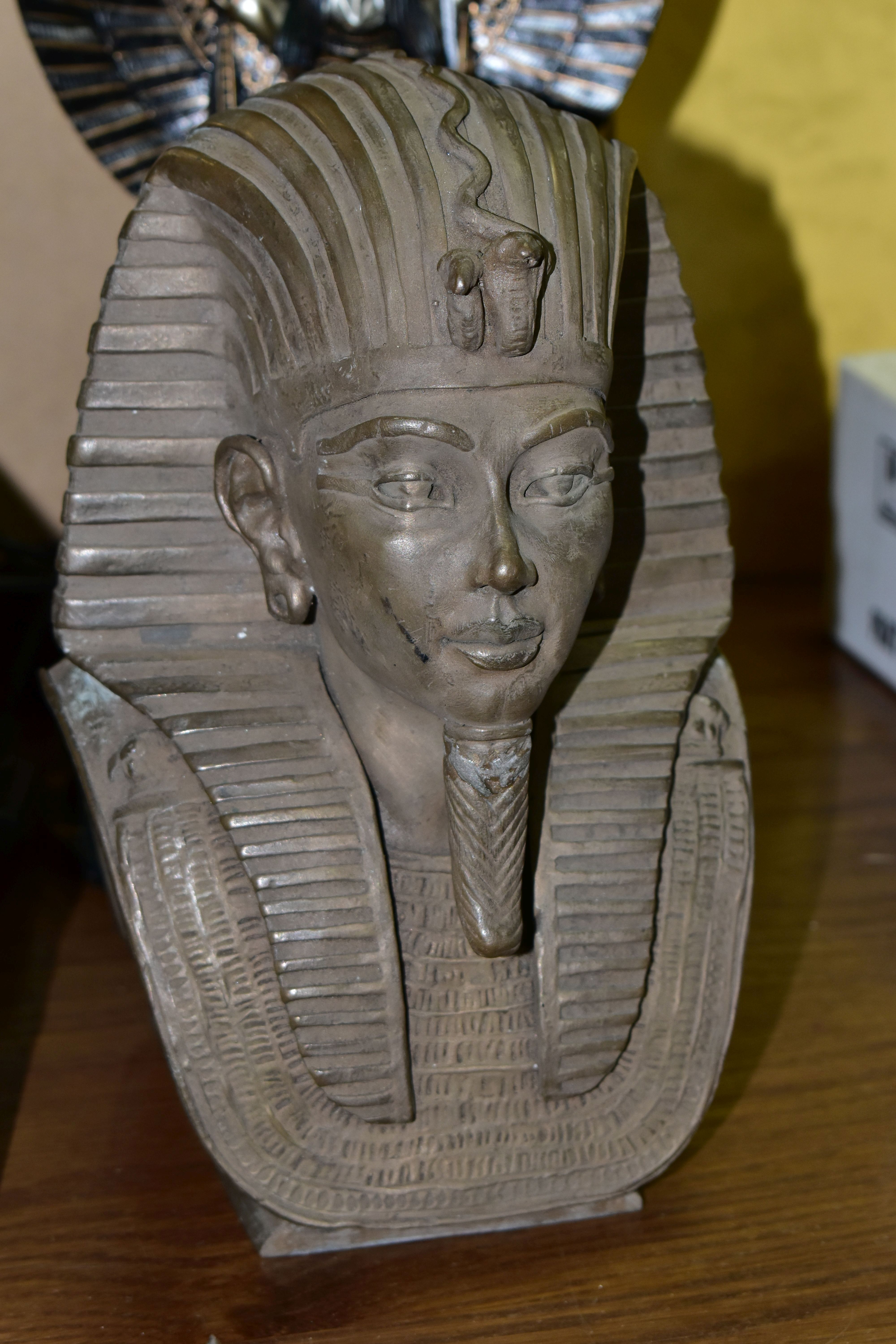 A GROUP OF EGYPTIAN THEMED HOMEWARES, comprising a boxed resin figure of a kneeling woman wearing - Image 2 of 5