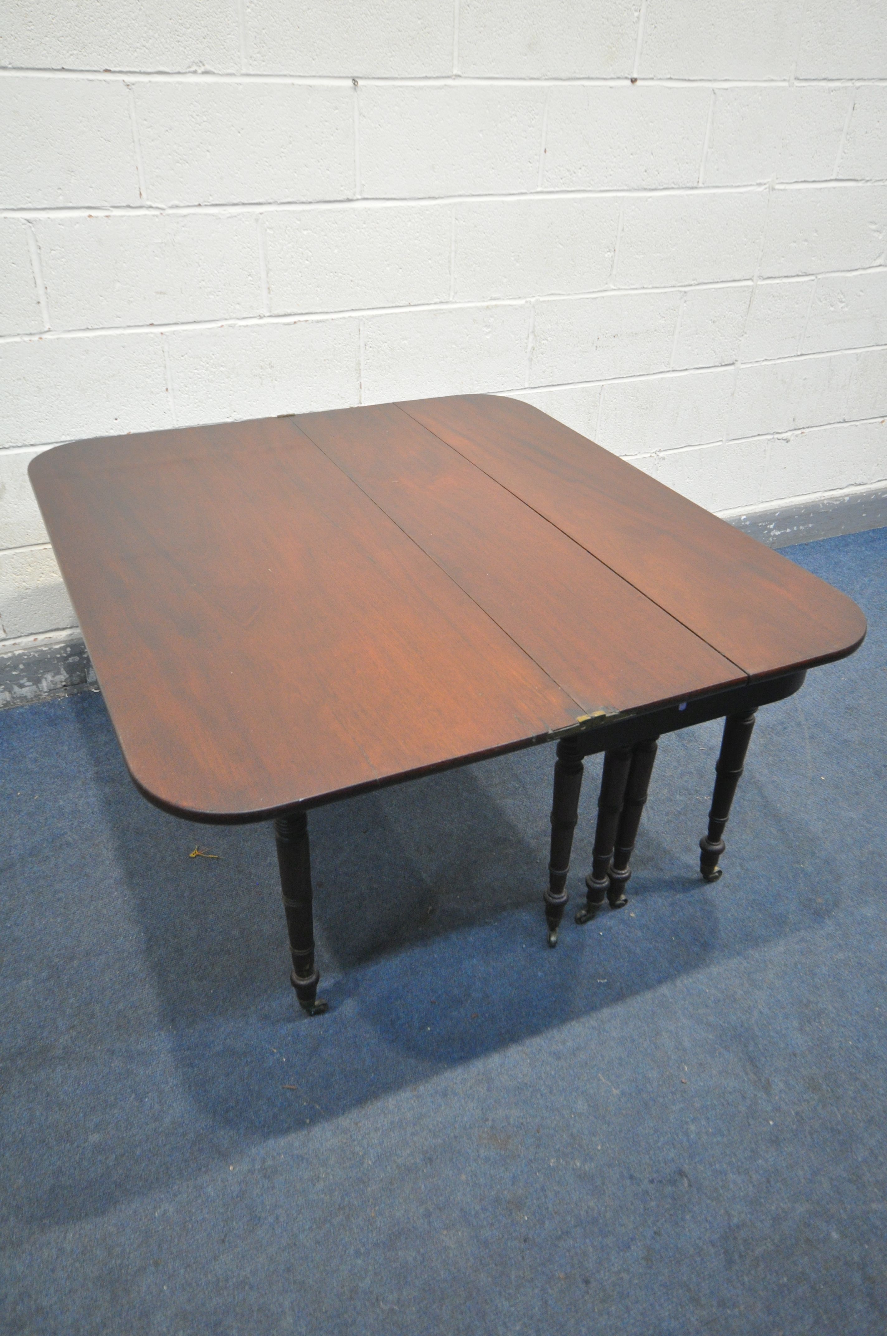 A REGENCY MAHOGANY CONCERTINA ACTION EXTENDING DINING TABLE, with two sized additional leaves, on - Image 7 of 11