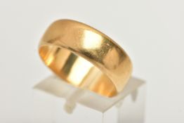 A WIDE POLISHED YELLOW METAL BAND, approximate band width 6.9mm, stamped 18ct, ring size P centre,