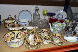 A GROUP OF 19TH AND 20TH CENTURY CERAMICS AND GLASSWARE, including an early Victorian sixteen