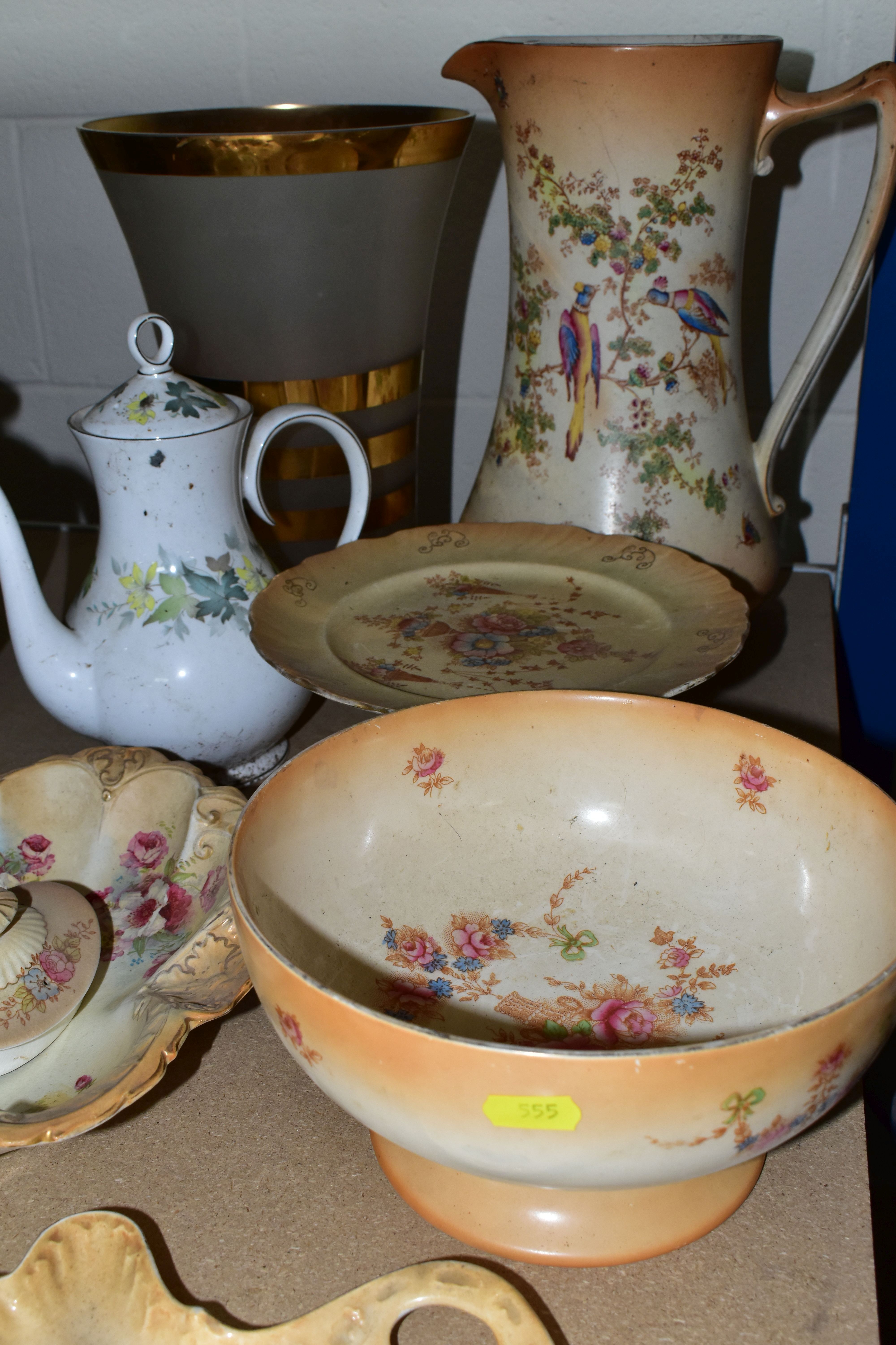 A QUANTITY OF CERAMICS, comprising Crown Devon Blush Ivory teapot stand, cake stand, fruit bowl, - Image 3 of 12