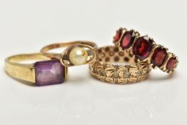 A SELECTION OF FOUR 9CT YELLOW GOLD RINGS, to include a cultured pearl ring, an amethyst ring, a