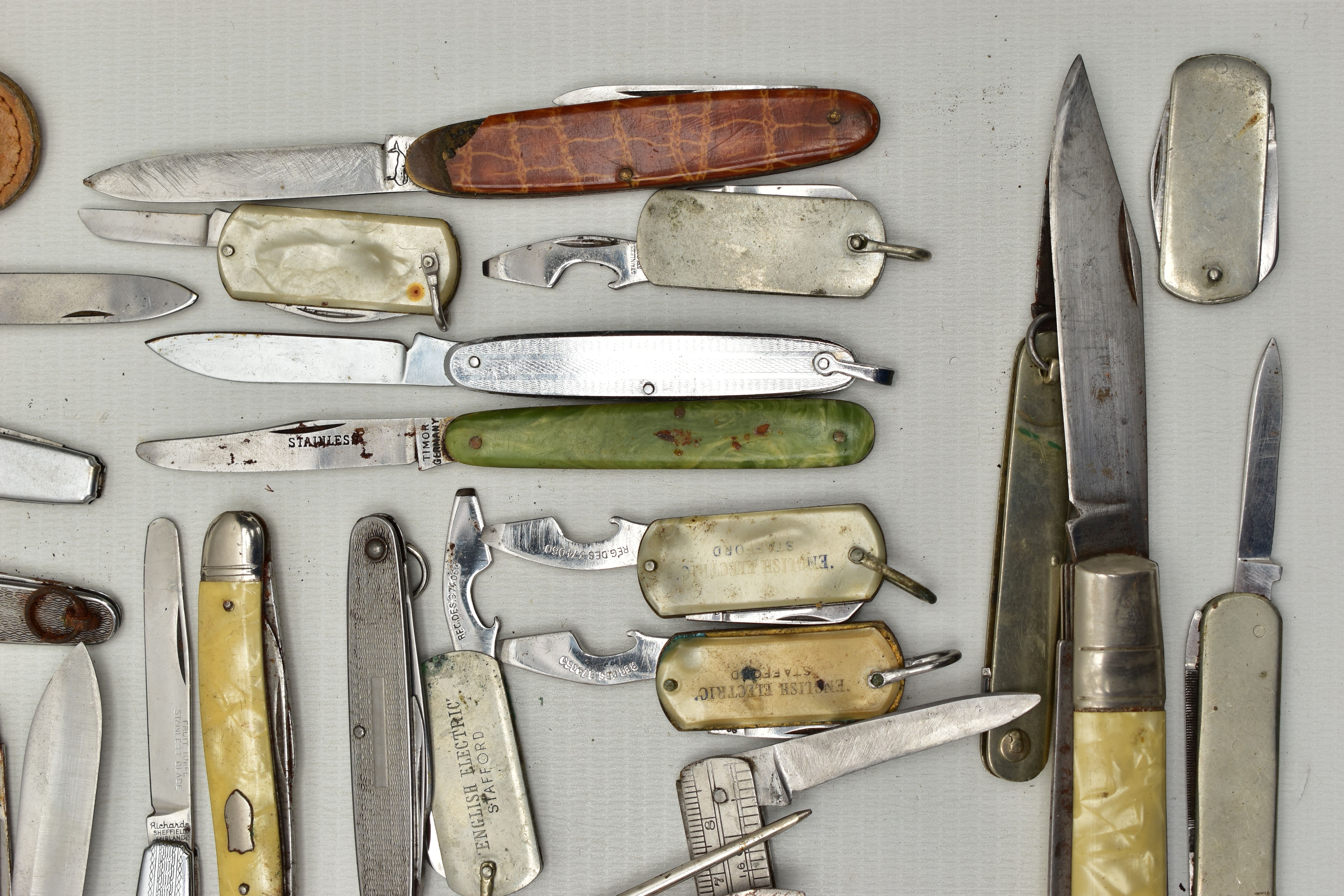 A PLASTIC BOX OF ASSORTED FRUIT AND POCKET KNIVES, used conditions, stainless steel, some with - Image 8 of 21