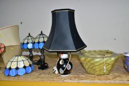 A GROUP OF LAMPS, CERAMICS AND SUNDRY ITEMS, to include a vintage ceramic table lamp with painted