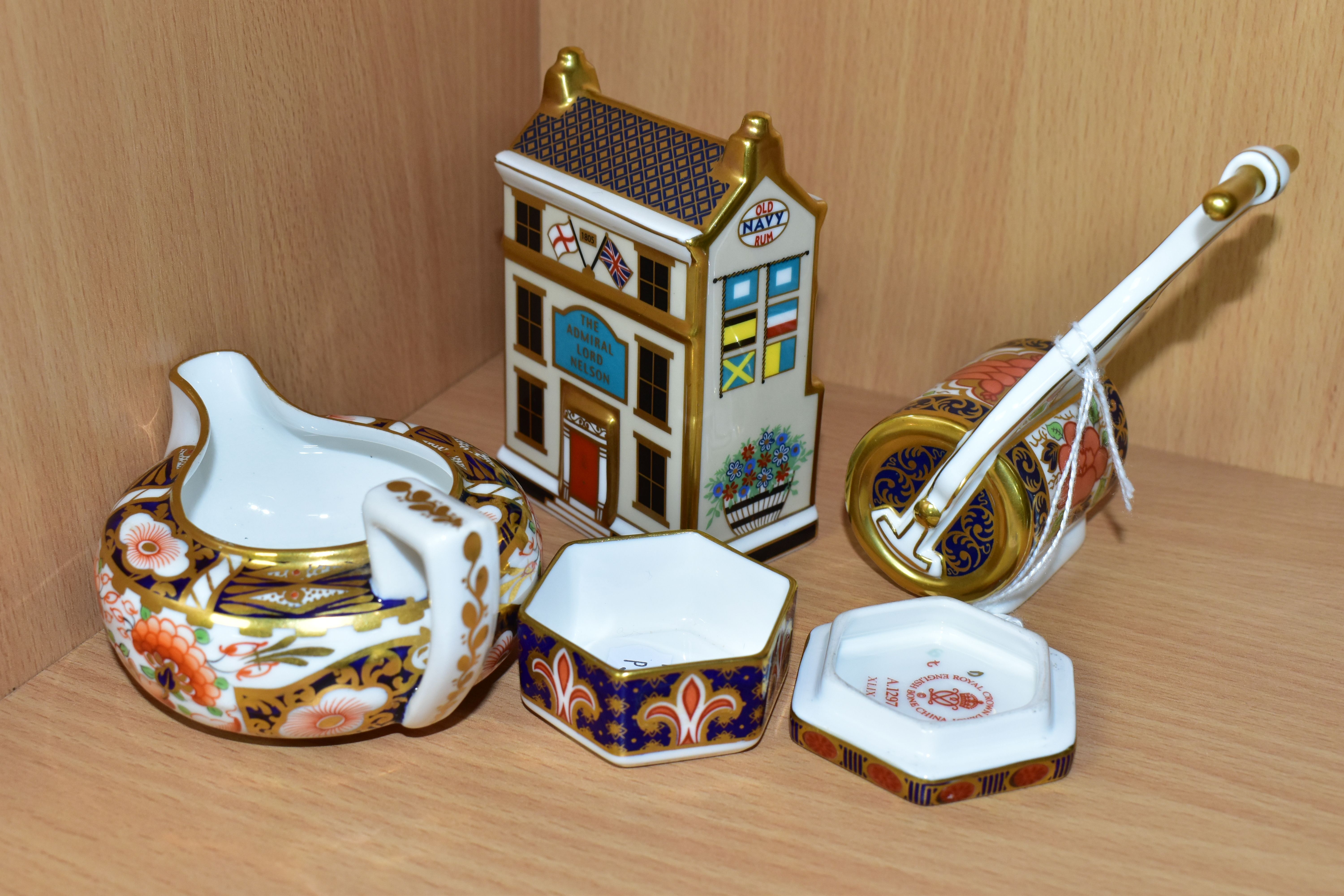 FOUR PIECES OF ROYAL CROWN DERBY TEA AND GIFT WARES, comprising an Imari pattern garden roller - Image 4 of 5