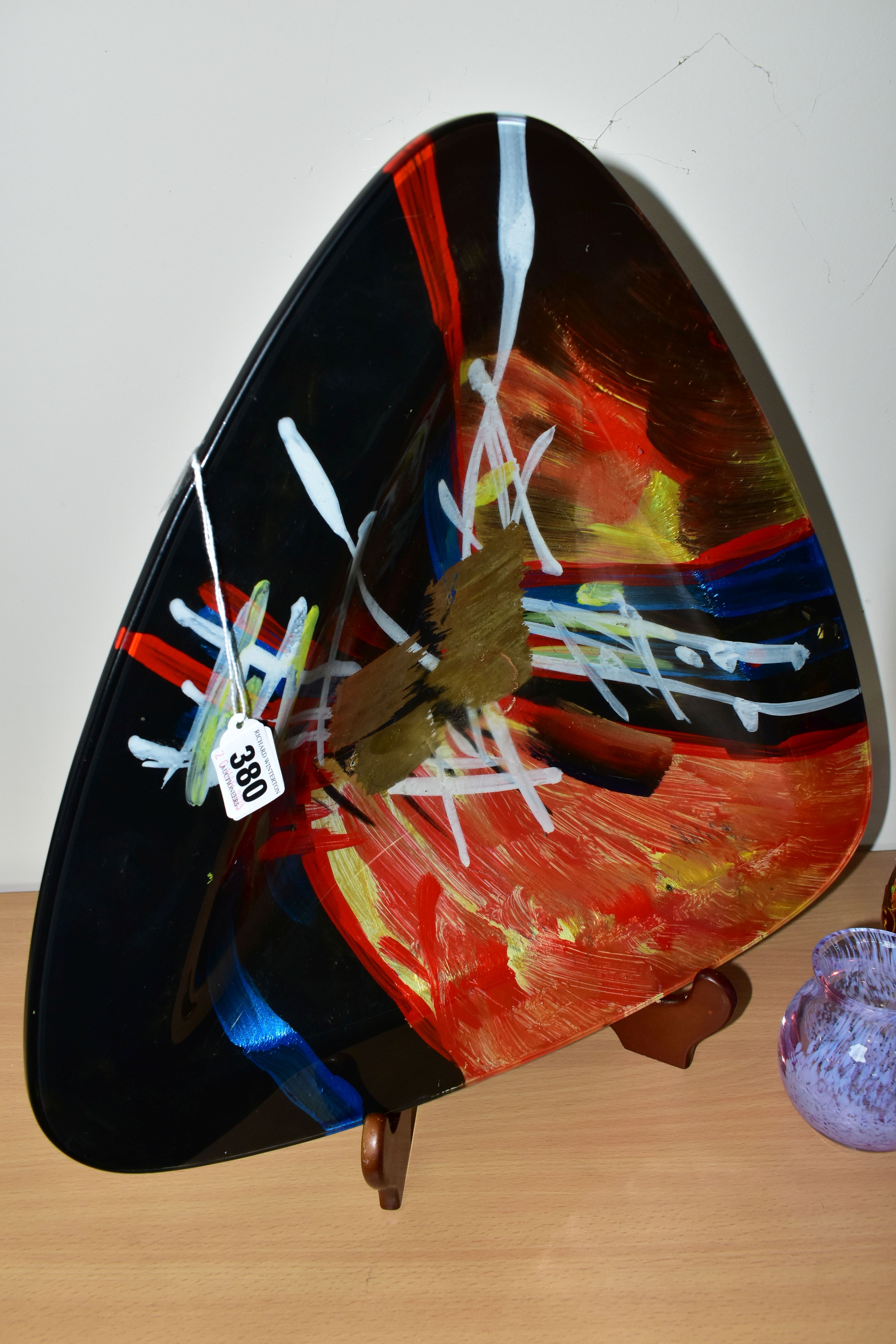 A GROUP OF GLASSWARES, comprising a large triangular reverse painted bowl, of multicoloured, - Image 5 of 6