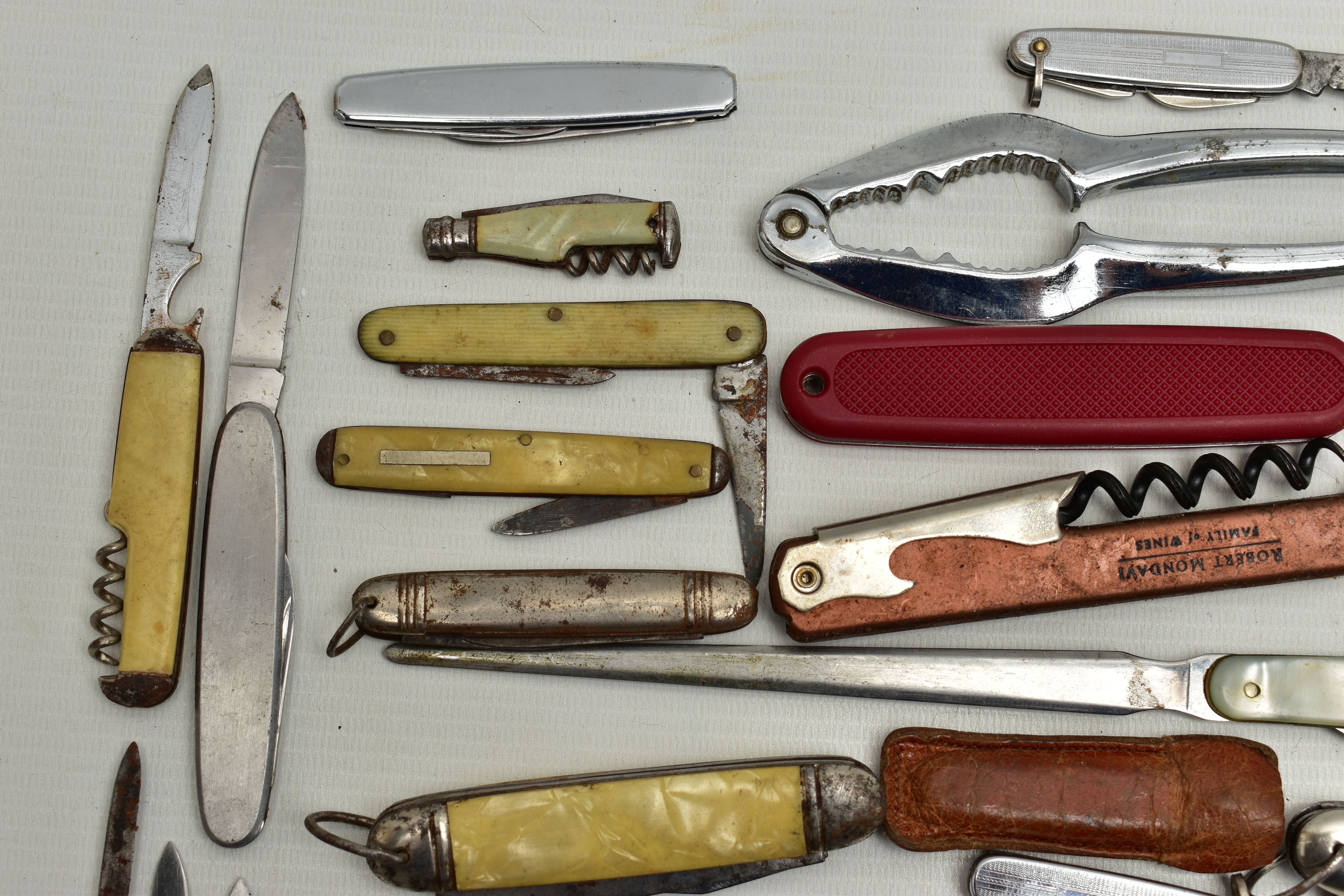 A PLASTIC BOX OF ASSORTED FRUIT AND POCKET KNIVES, used conditions, stainless steel, some with - Image 11 of 21