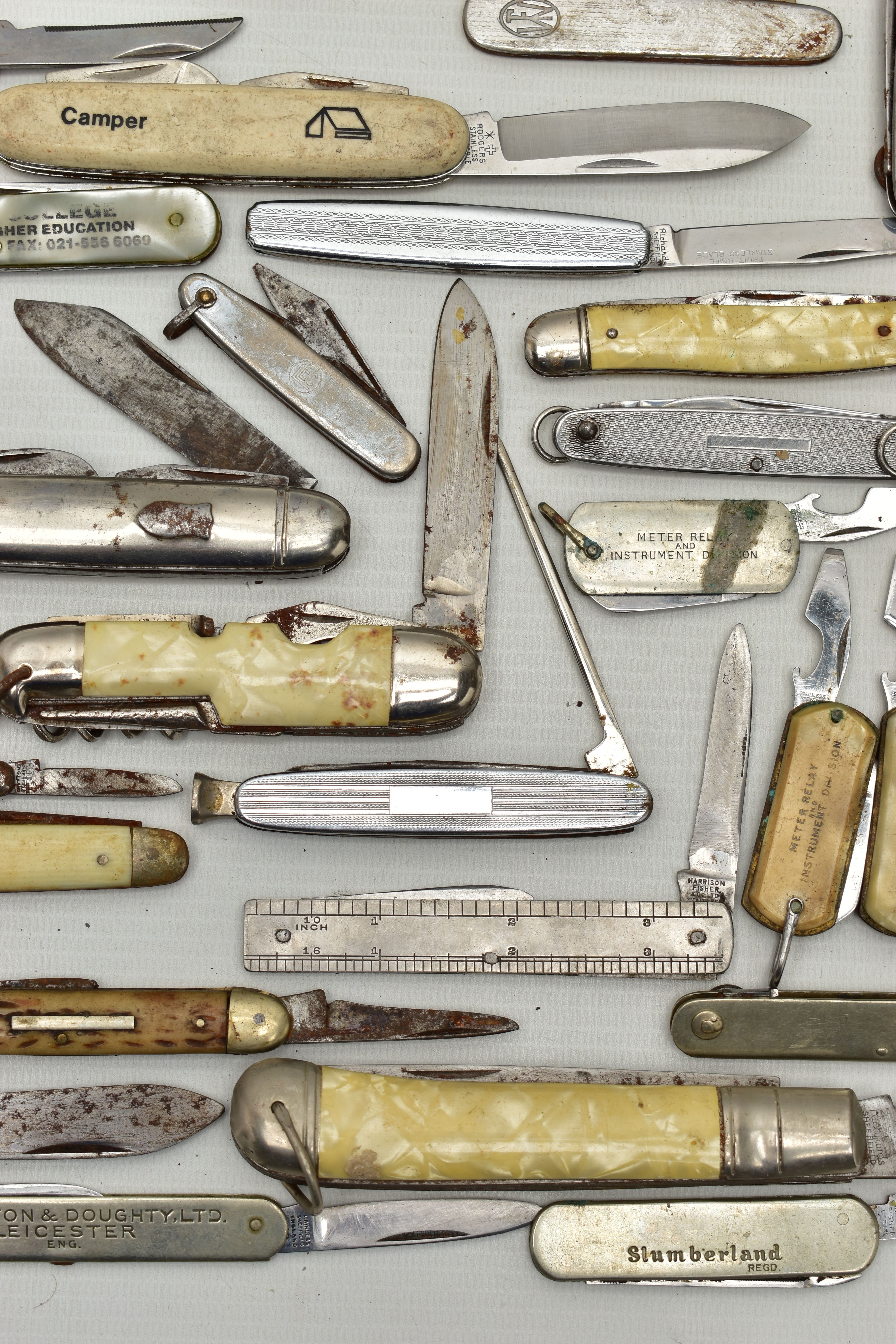 A PLASTIC BOX OF ASSORTED FRUIT AND POCKET KNIVES, used conditions, stainless steel, some with - Image 16 of 21