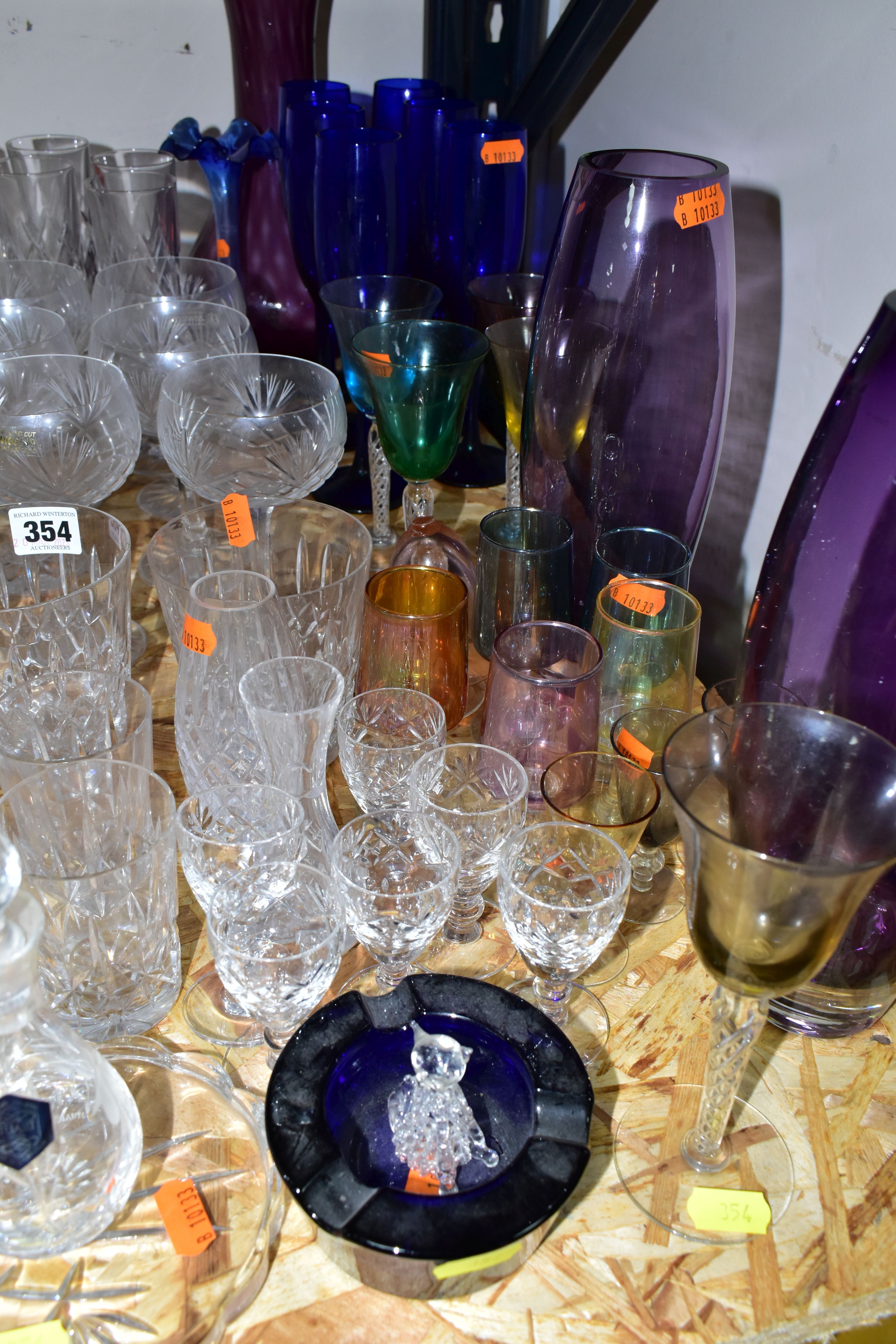 A GROUP OF CUT CRYSTAL AND COLOURED GLASSWARE, comprising a set of six cobalt blue glass juniper - Image 3 of 5