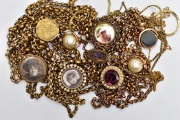 A BAG OF ASSORTED YELLOW METAL JEWELLERY, to include a gold plated swivel fob set with bloodstone