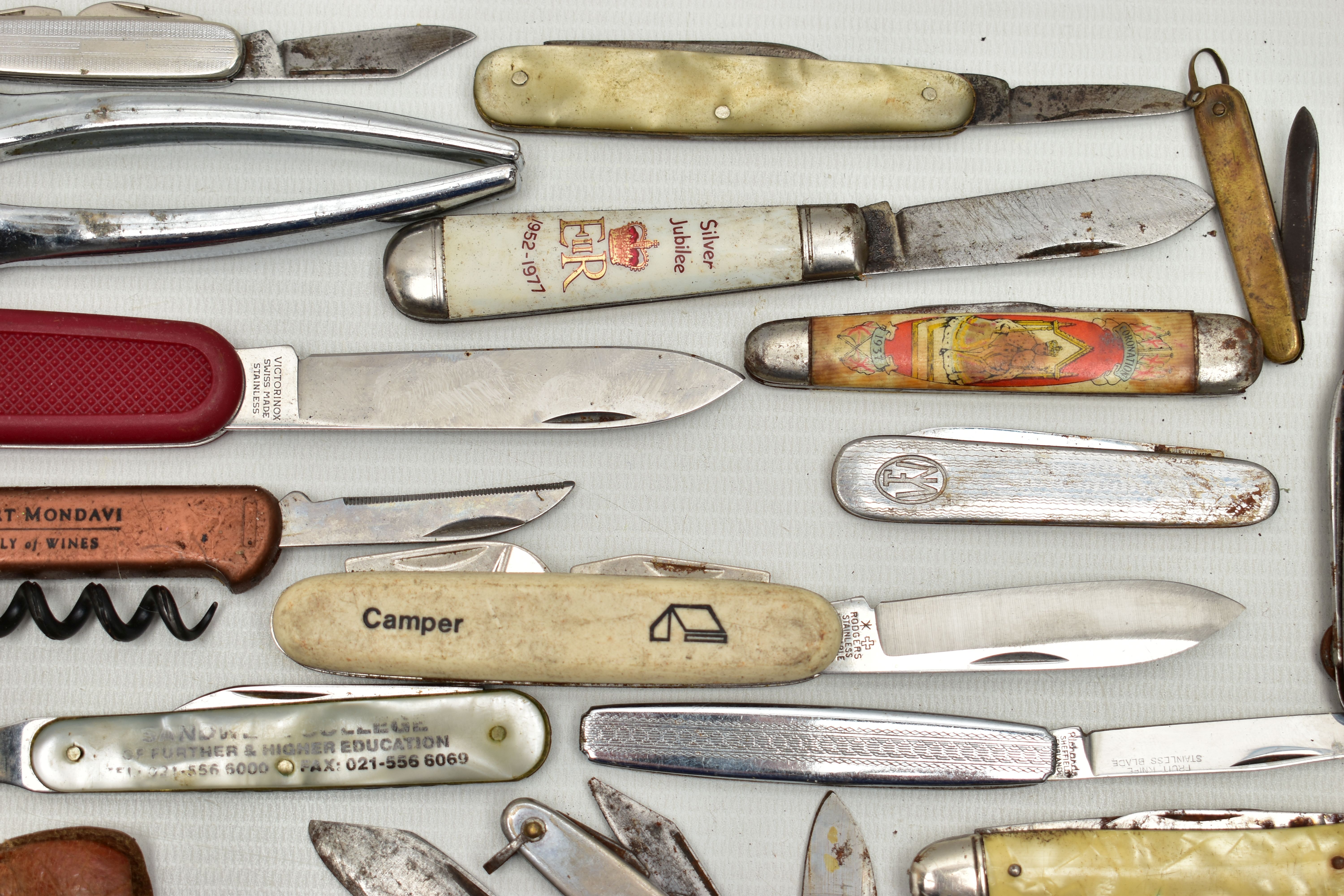 A PLASTIC BOX OF ASSORTED FRUIT AND POCKET KNIVES, used conditions, stainless steel, some with - Image 19 of 21