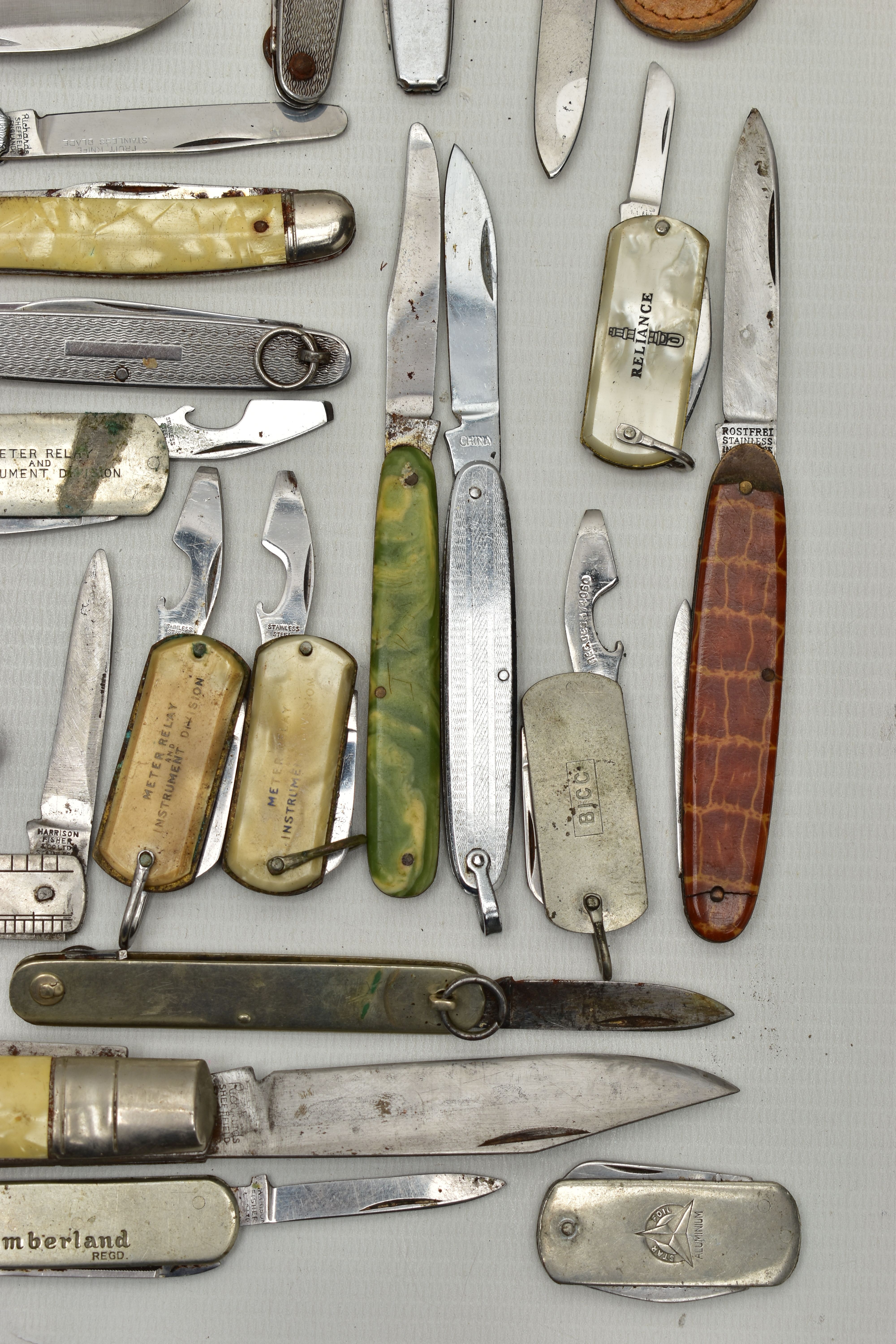 A PLASTIC BOX OF ASSORTED FRUIT AND POCKET KNIVES, used conditions, stainless steel, some with - Image 17 of 21