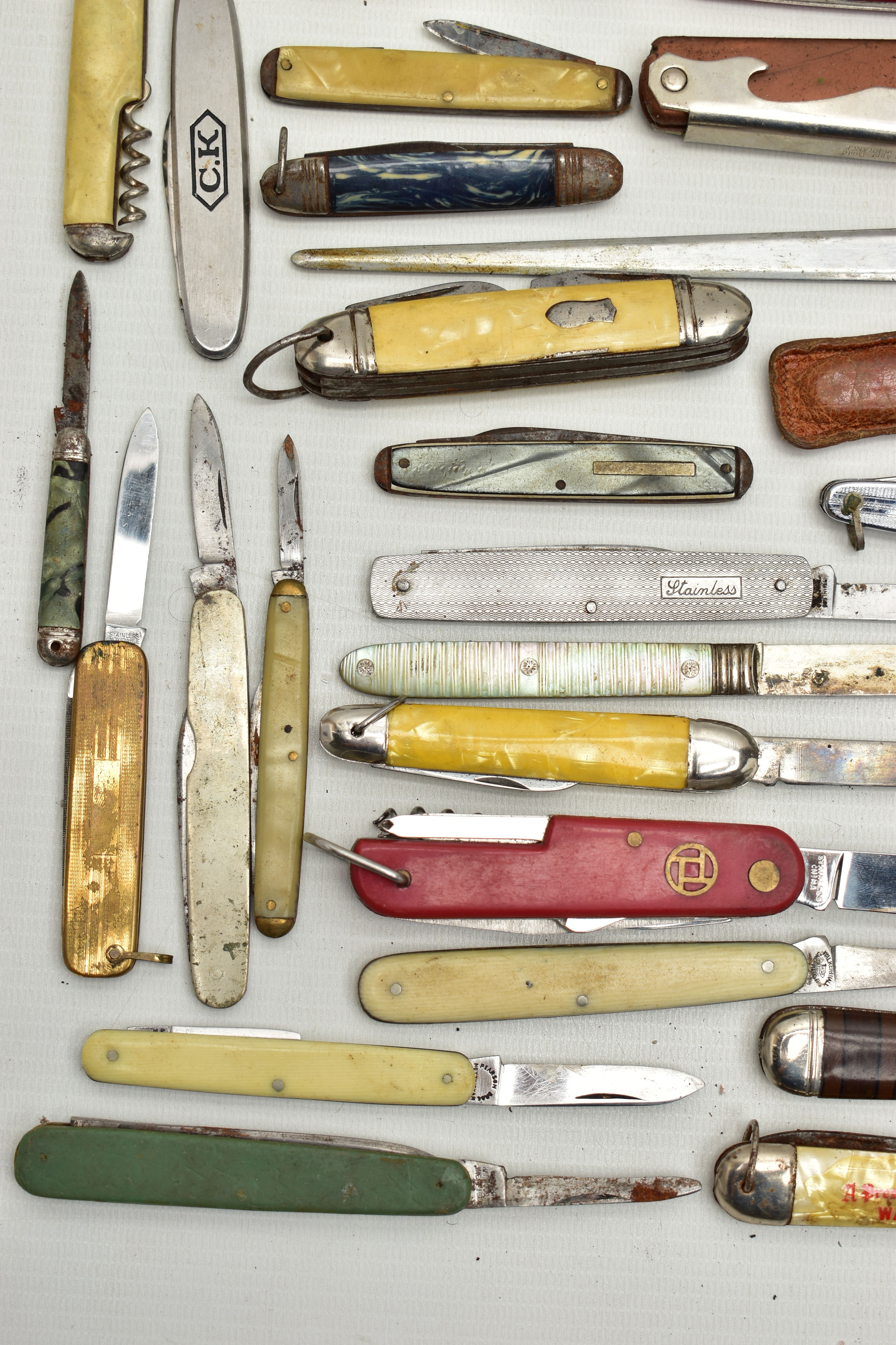 A PLASTIC BOX OF ASSORTED FRUIT AND POCKET KNIVES, used conditions, stainless steel, some with - Image 14 of 21